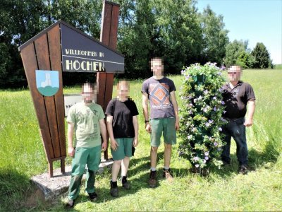 Drei Auszubildende des Christlichen Jugenddorfes (CJD) Homburg stellten Mitte Mai mit dem Gärtnermeister Christian Pfeil eine Blumensäule mit Petunien am Dorfeingang aus Richtung Jägersburg/Waldmohr auf.