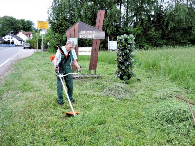 Anschließend wurde das Gras im Umkreis des Dorfbegrüßungsschildes und der Blumensäule gemäht.